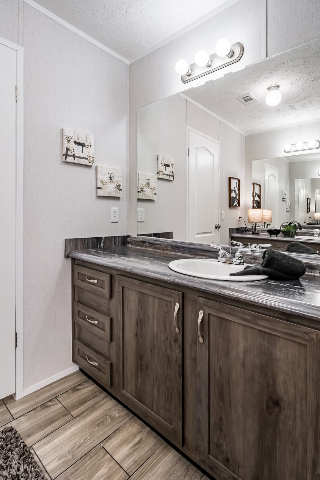 Md-41-32 bathroom home features