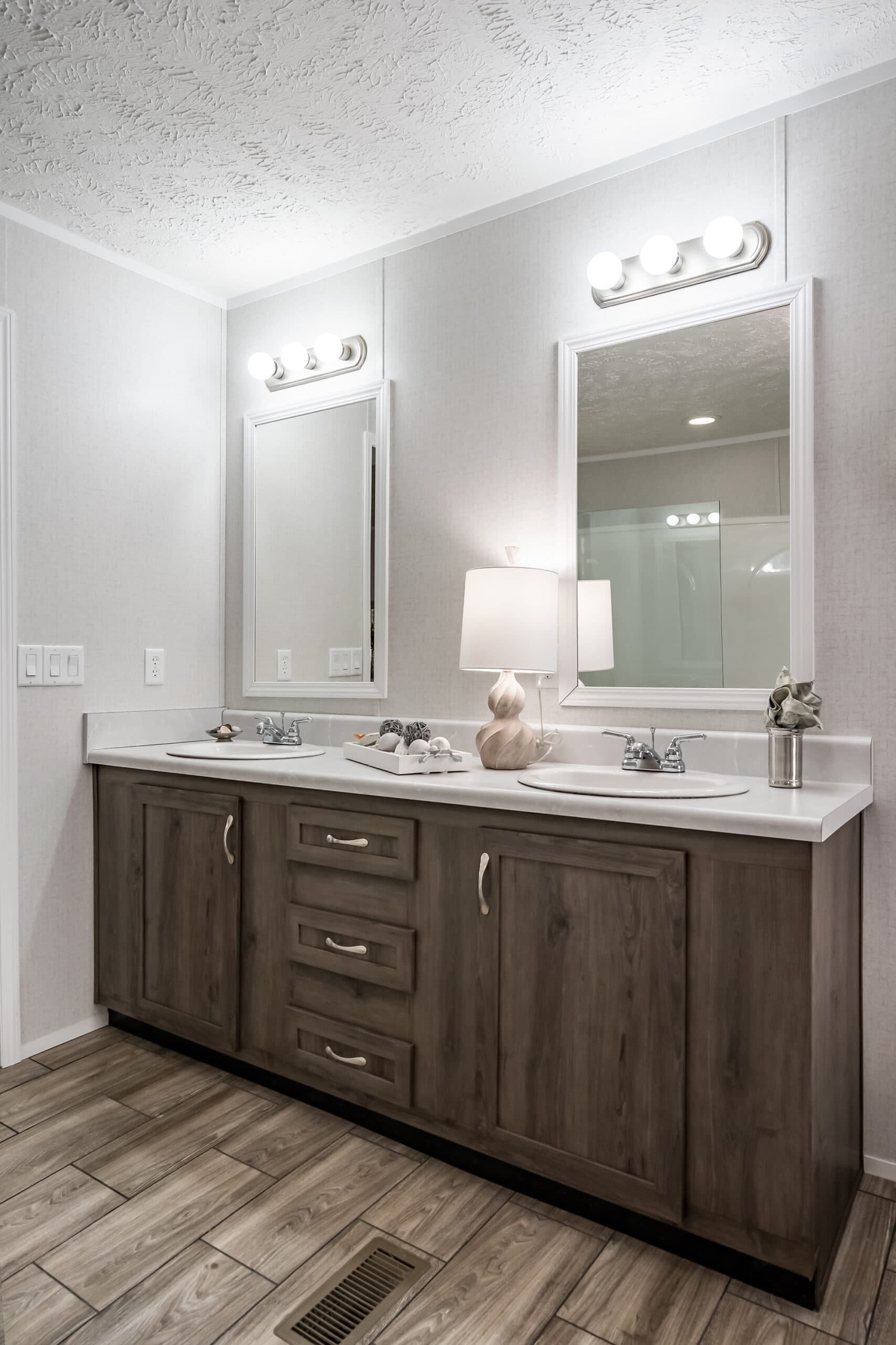Md-40-32 bathroom home features