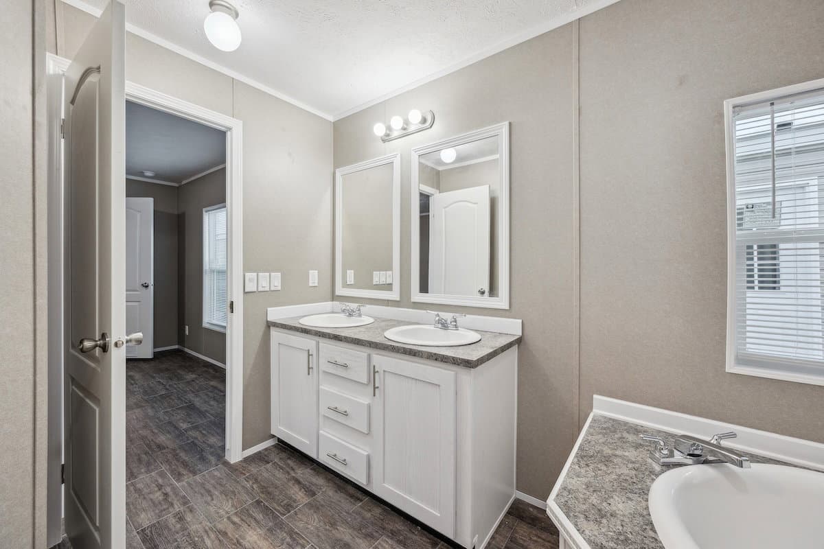Md-102 bathroom home features