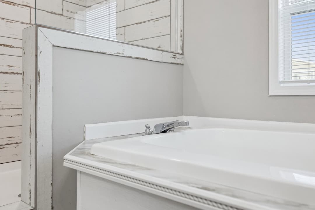 Md-43-32 stagecoach bathroom home features